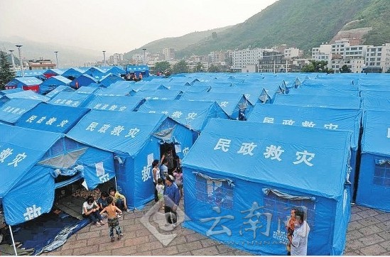 彝良縣城廣場(chǎng)安置點(diǎn)，災(zāi)民住進(jìn)帳篷。