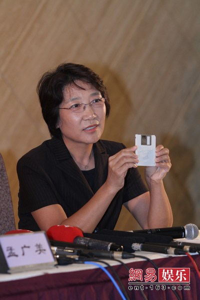 孟廣美開發(fā)布會否認小三 一言不發(fā)淚流不止