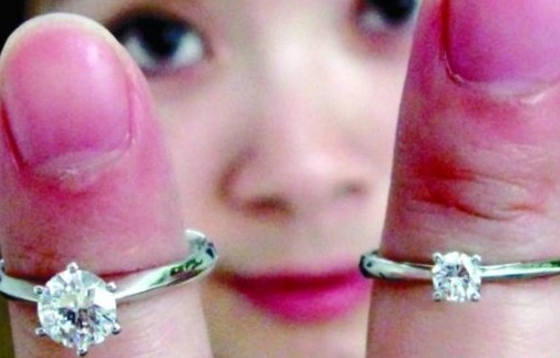 青島商場(chǎng)被曝鉆戒貴1倍 市民買鉆1年多花1億