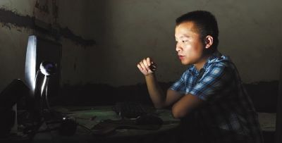 9月6日，湘鄉(xiāng)市東郊鄉(xiāng)，宅在家中的易亮，神情黯然。記者 童迪實(shí)習(xí)生 王君安 攝