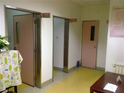 取精室內(nèi)，有一個粉色沙發(fā)，墻壁四周掛著女體畫