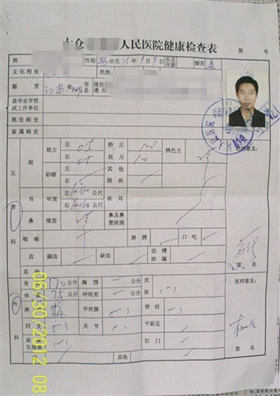 取精室內(nèi)，有一個粉色沙發(fā)，墻壁四周掛著女體畫