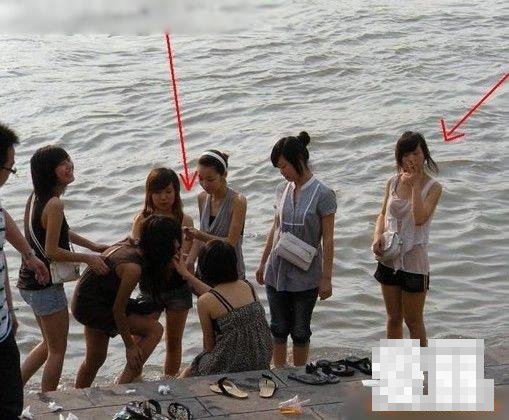實(shí)拍一群初中女學(xué)生在長江邊換衣服