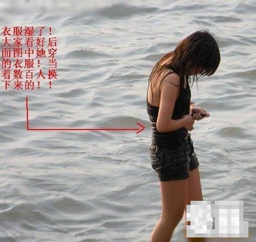 實拍一群初中女學生在長江邊換衣服