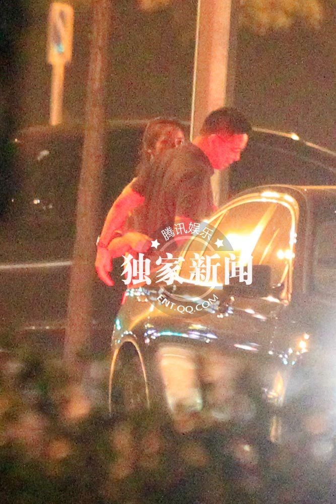 黃小蕾當街豪放 與寶馬男相互摟抱共蒙一條頭巾