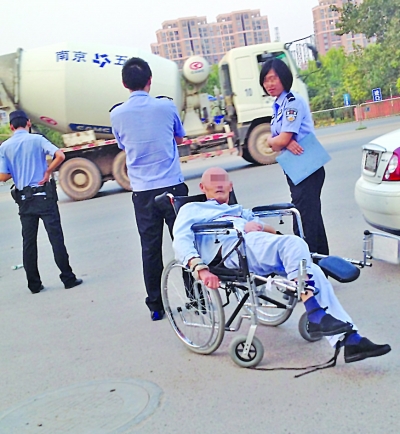 7旬老人現(xiàn)在有家不能回。