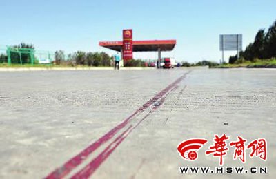 昨日上午，事發(fā)現(xiàn)場還能看到一百多米長的血痕