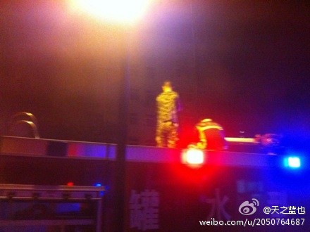 云霄路一商鋪凌晨4點(diǎn)起火 6輛消防車(chē)全力滅火 微博直播