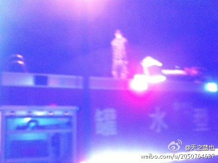 云霄路一商鋪凌晨4點(diǎn)起火 6輛消防車(chē)全力滅火 微博直播