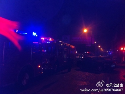云霄路一商鋪凌晨4點(diǎn)起火 6輛消防車(chē)全力滅火 微博直播