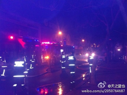云霄路一商鋪凌晨4點(diǎn)起火 6輛消防車(chē)全力滅火 微博直播