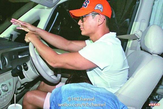 楊怡羅仲謙車震40分鐘被拍 見(jiàn)記者不敢抬頭