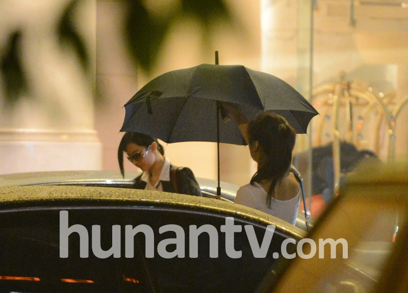 劉亦菲開豪車約會(huì)曾軼可 辣妹朋友美艷搶鏡
