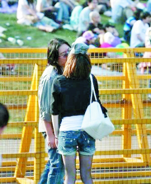 李若彤與富商男友親昵 男大女20歲 網(wǎng)友呼夢碎