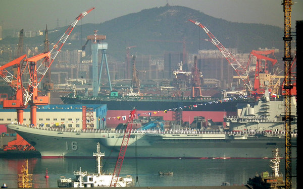 資料圖：中國(guó)航母懸掛滿旗或預(yù)示即將服役。