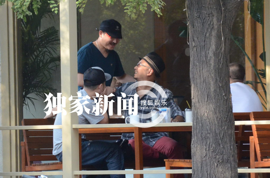 徐崢會友公共場合脫鞋盤點