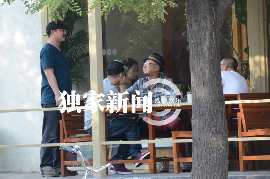 徐崢會(huì)友公共場(chǎng)合脫鞋盤(pán)點(diǎn)