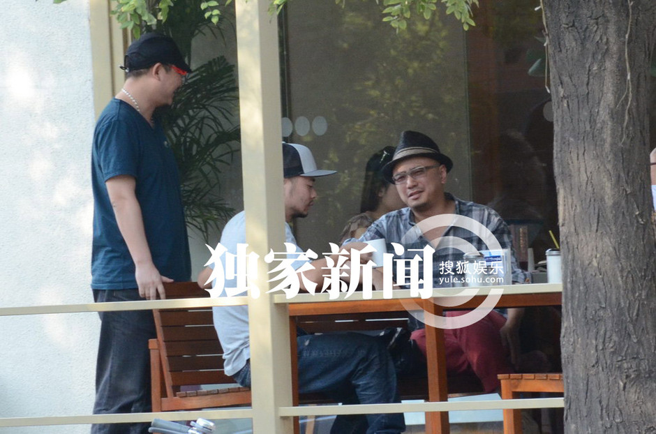 徐崢會(huì)友公共場(chǎng)合脫鞋盤點(diǎn)