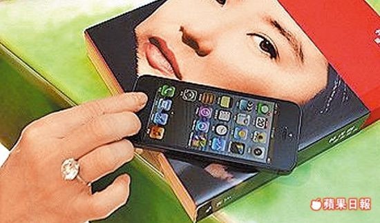 林青霞秀新手機(jī)大鉆戒搶鏡 當(dāng)潮人搶購(gòu)iPhone5