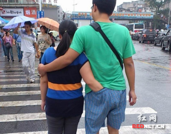 　小情侶行為舉止確實(shí)雷人！在人來人往的街頭，仍能泰然自若，境界可謂是非同一般。