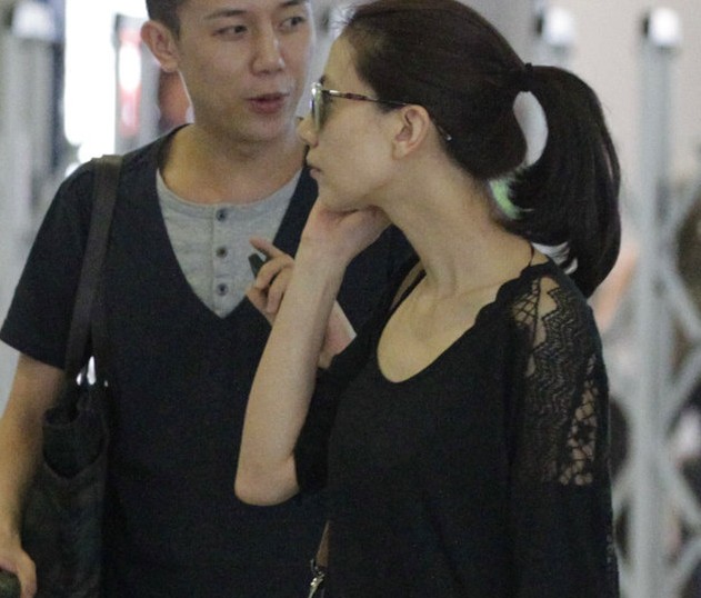 高圓圓女人味足為趙又廷改風格 素顏現(xiàn)身玩微信