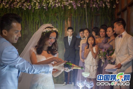 宋寧齊溪大婚大腕捧場 收成捆改口費引驚呼 宋寧齊溪大婚大腕捧場 收成捆改口費引驚呼