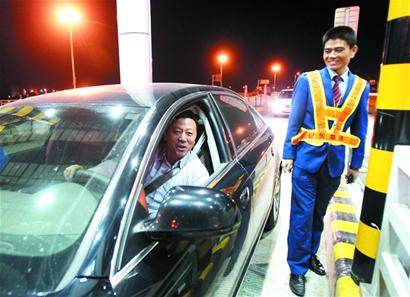 膠州灣大橋收費(fèi)口車排隊(duì) 停車一小時等免費(fèi)時刻