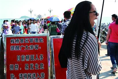 青島景區(qū)排隊(duì)大軍密布 車(chē)龍龜行見(jiàn)首不見(jiàn)尾