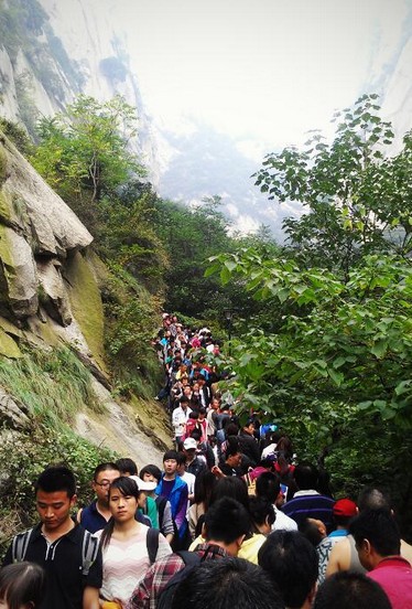 上萬(wàn)游客昨晚被困華山山頂 封堵入口要求退票