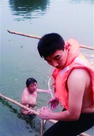 青島男子水庫(kù)釣魚反落水身亡 3小時(shí)才被撈上岸