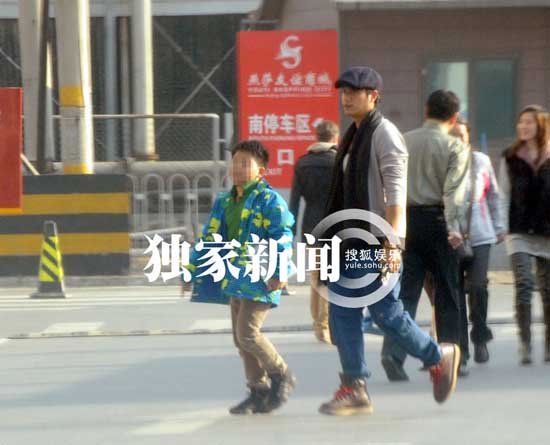 陳坤曬兒子訓狗照 9歲優(yōu)優(yōu)側臉輪廓帥過老爸