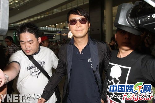 黎明離婚后首現(xiàn)身 粉絲怒罵樂基兒：應拿去喂豬