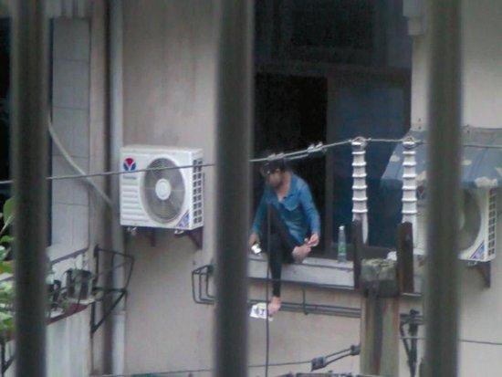 美女坐窗臺(tái)兩個(gè)多小時(shí)，不時(shí)拿起手機(jī)看幾眼，難道是要跳樓自殺？