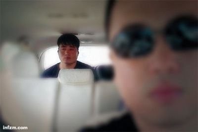 被警察從家中帶走前，蔡洋還不明白自己闖了什么禍。“網(wǎng)上對(duì)我一半支持一半反對(duì)。”他對(duì)母親說(shuō)。 （