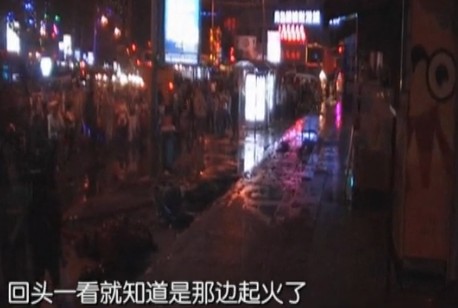 威海路婦兒商場(chǎng)再現(xiàn)火情 消防隊(duì)員輪番上陣