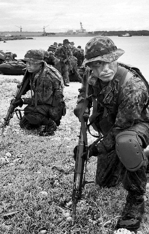 日本建準(zhǔn)海軍陸戰(zhàn)隊?wèi)?yīng)對中國艦船 自衛(wèi)隊員曾被美軍訓(xùn)練