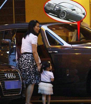 星二代奢華生活 出門(mén)都豪車(chē)接送