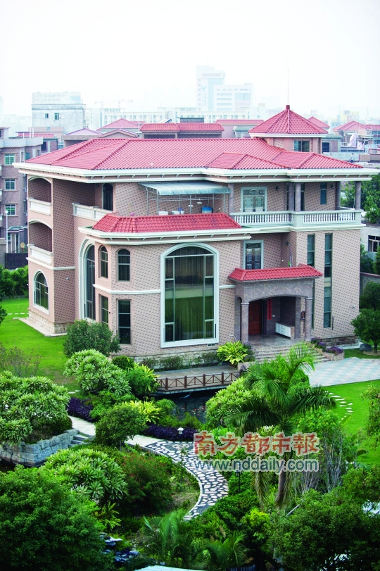 原標題：村支書別墅莊園占地六七千平