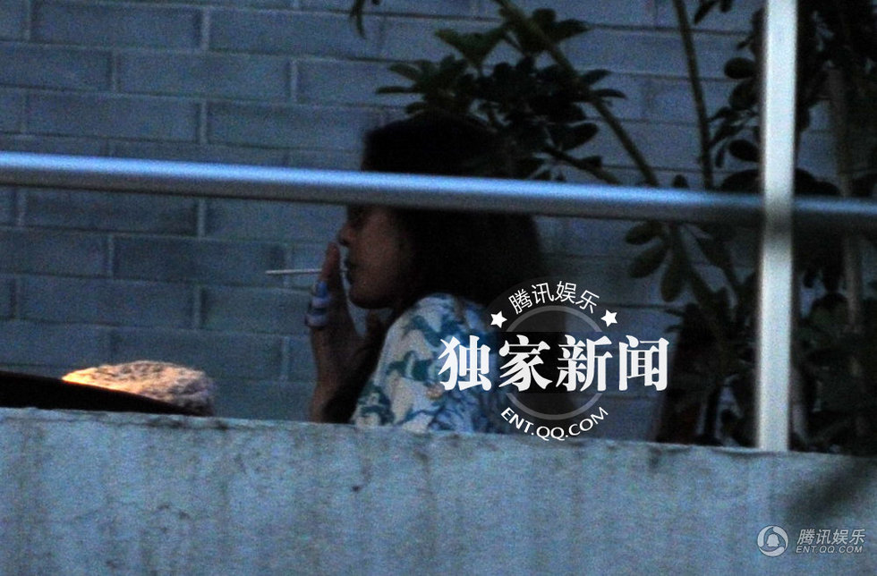 周海媚約會(huì)好友抽煙笑露大肉牙