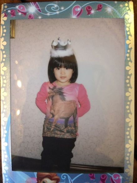 李湘曬女兒慶生照 王詩(shī)齡穿公主裙嘟嘴切蛋糕