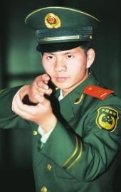 10月15日，武警廣元支隊(duì)狙擊手杜峰峰講述擊斃歹徒時(shí)的場(chǎng)景。