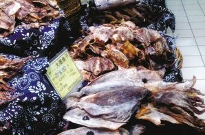 散裝干魚都沒標(biāo)保質(zhì)期 商販稱過(guò)期的做海鮮餡