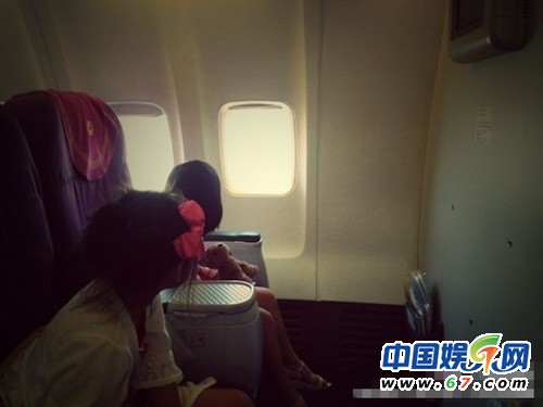 小S曬三個(gè)女兒可愛(ài)床頭照