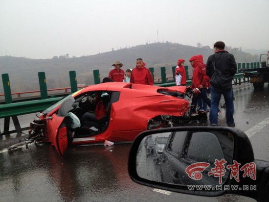 法拉利車(chē)隊(duì)包茂高速追尾 兩車(chē)散架司機(jī)被夾車(chē)內(nèi)