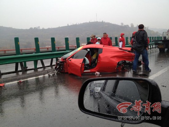 法拉利車(chē)隊(duì)包茂高速追尾 兩車(chē)散架司機(jī)被夾車(chē)內(nèi)