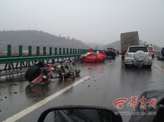 法拉利車(chē)隊(duì)包茂高速追尾 兩車(chē)散架司機(jī)被夾車(chē)內(nèi)