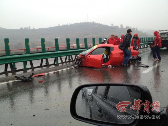 法拉利車(chē)隊(duì)包茂高速追尾 兩車(chē)散架司機(jī)被夾車(chē)內(nèi)