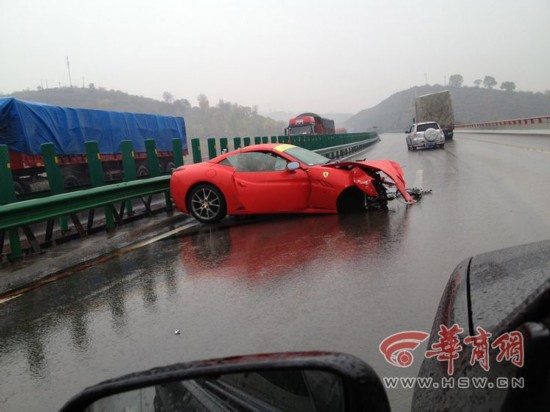 法拉利車(chē)隊(duì)包茂高速追尾 兩車(chē)散架司機(jī)被夾車(chē)內(nèi)