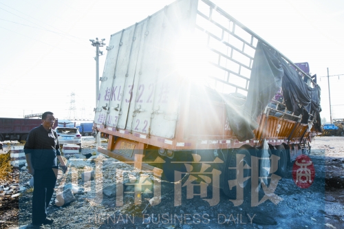 　停車場里，李秋先圍他的貨車查看。在他看來，3.8萬元施救費“高得離譜”