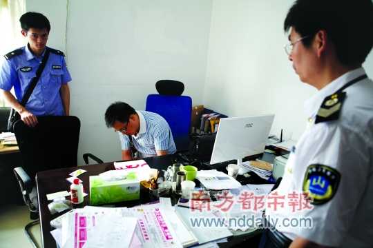 10月16日，工作人員在現(xiàn)場取證。 